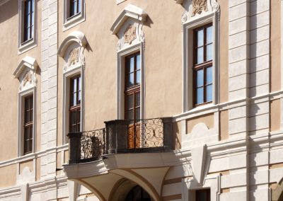 Balkon s mřížovaným tepaným zábradlím